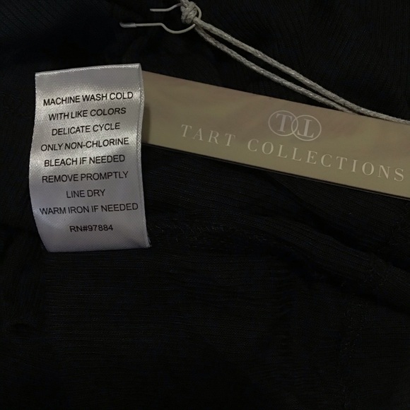 Tart Collections Women’s Long-Sleeve Turtleneck Size S - Picture 4 of 4